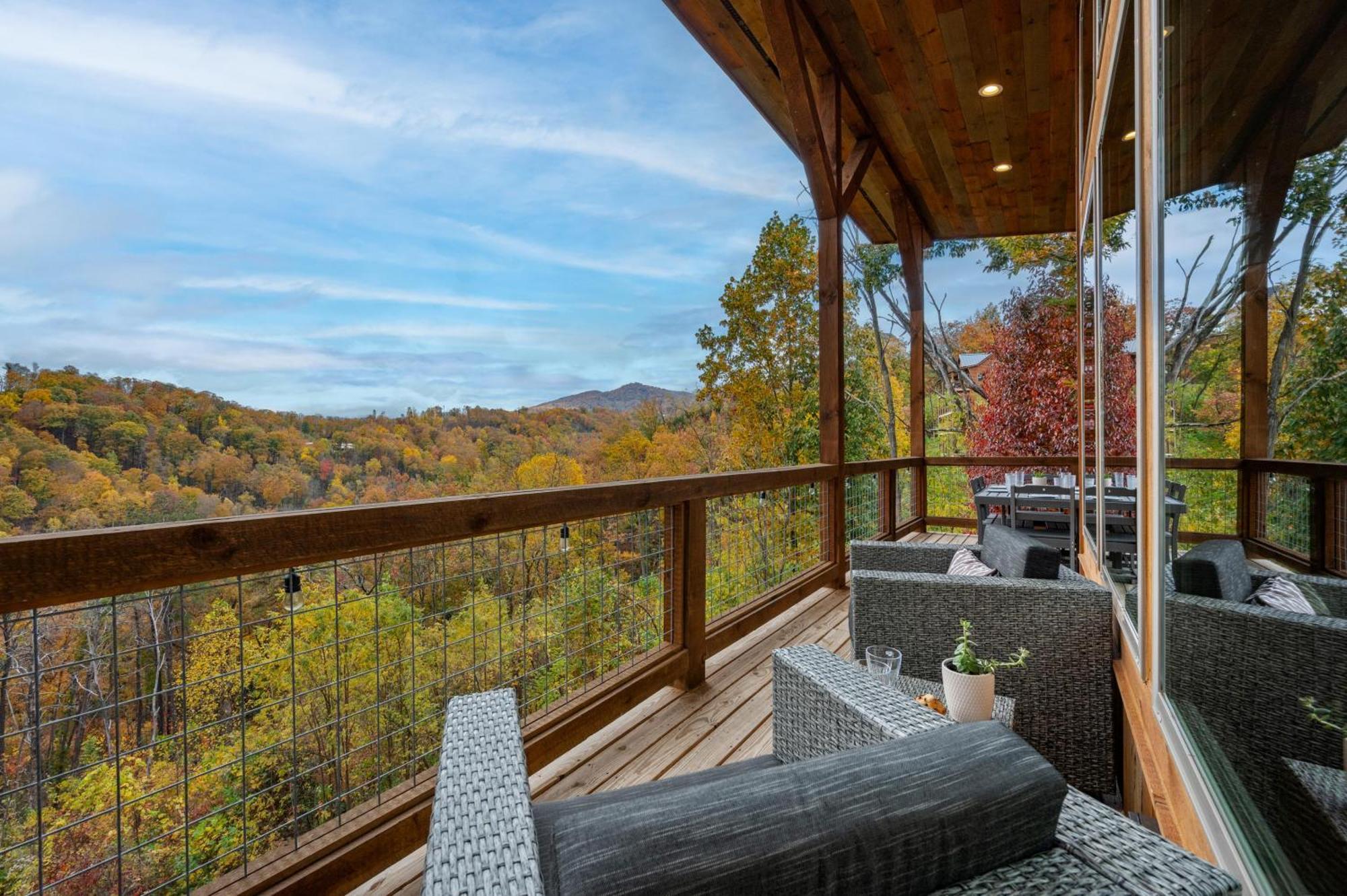 The Overlook '21 Cabin: Scenic Views with Hot Tub and Game Room Gatlinburg Exterior photo