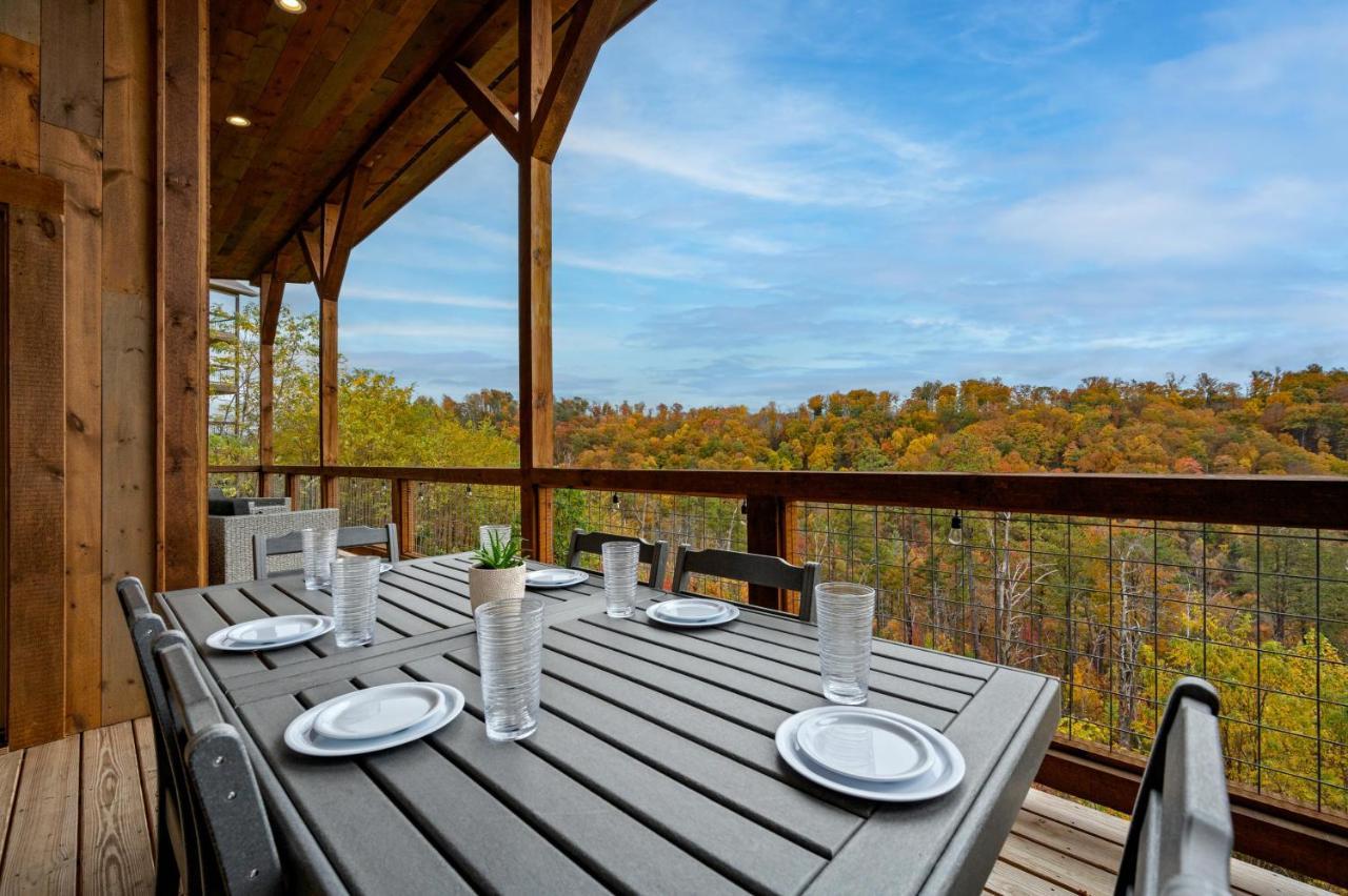 The Overlook '21 Cabin: Scenic Views with Hot Tub and Game Room Gatlinburg Exterior photo