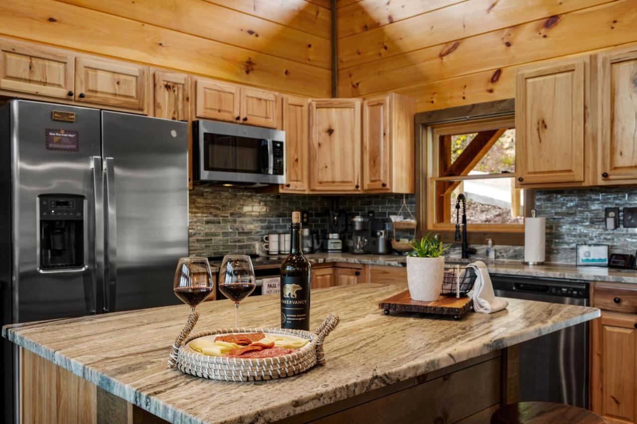 The Overlook '21 Cabin: Scenic Views with Hot Tub and Game Room Gatlinburg Exterior photo